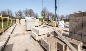 Maurerarbeiten auf ZENZ-Massivhaus Baustelle 